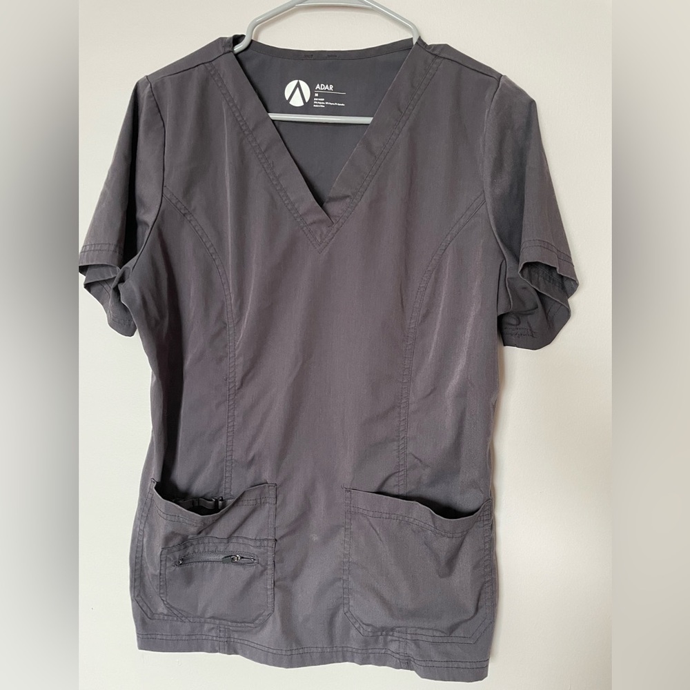Adar women’s gray scrub top size medium. Preowned good condition.